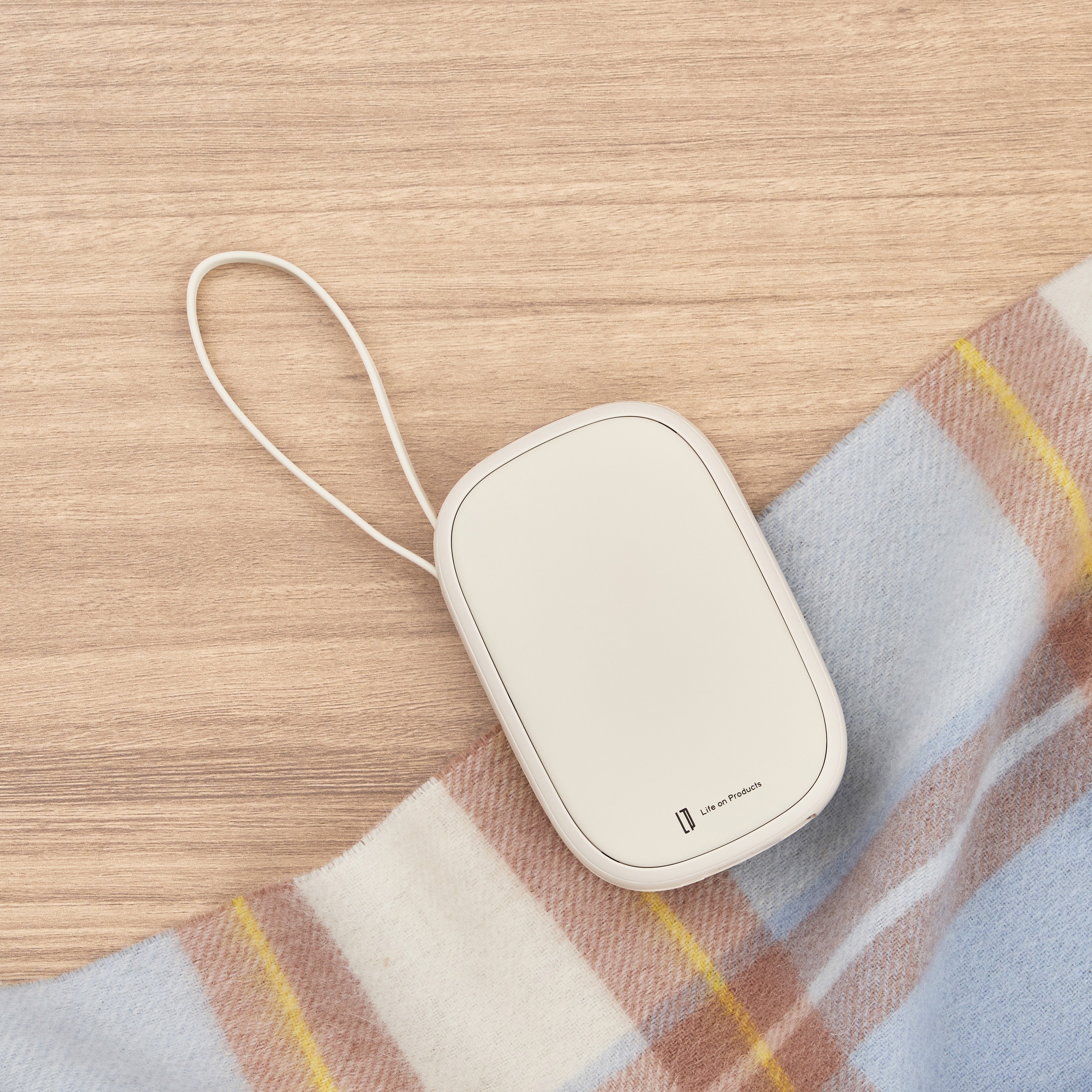 ストラップにもなるUSBコード一体型使い捨てないカイロ