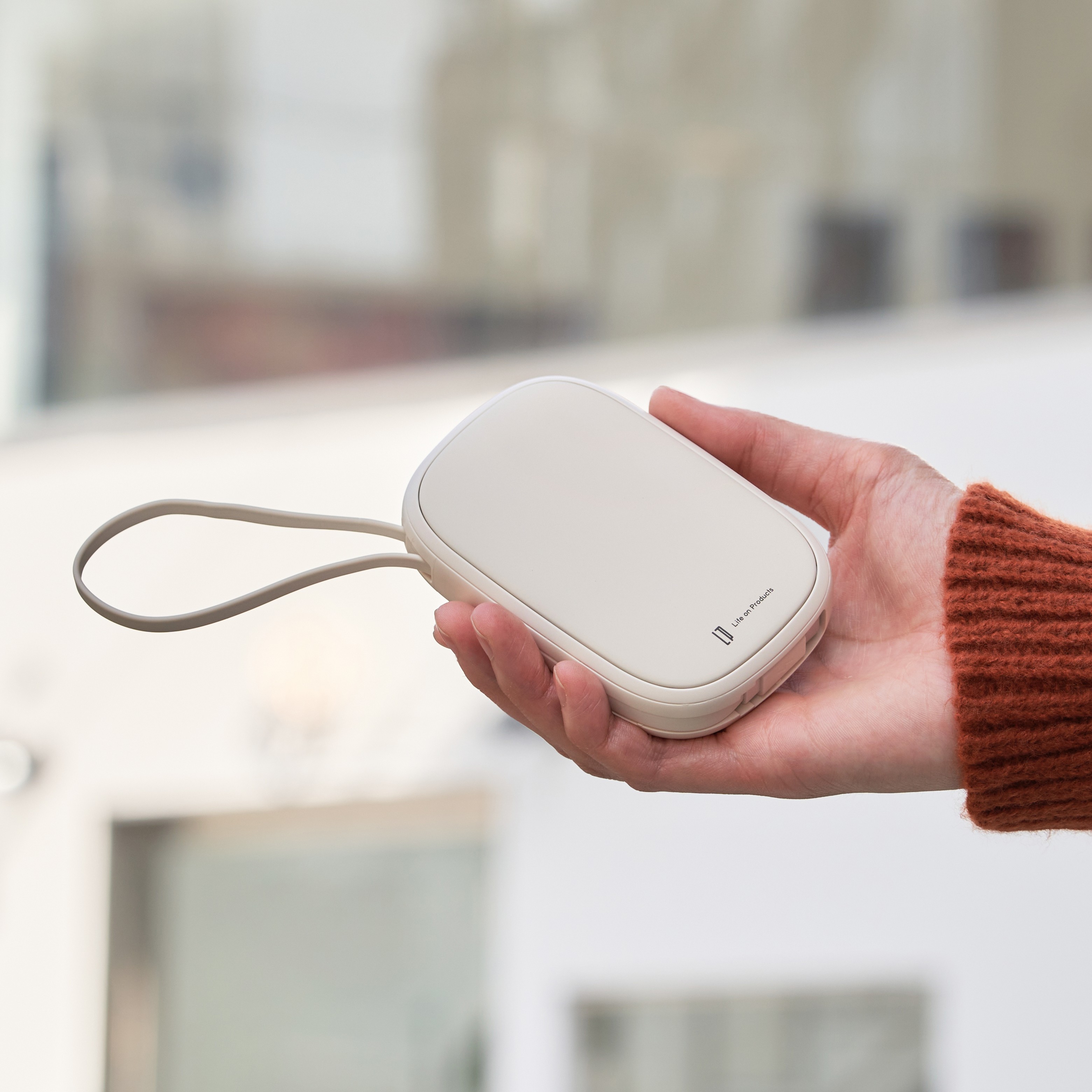 ストラップにもなるUSBコード一体型使い捨てないカイロ