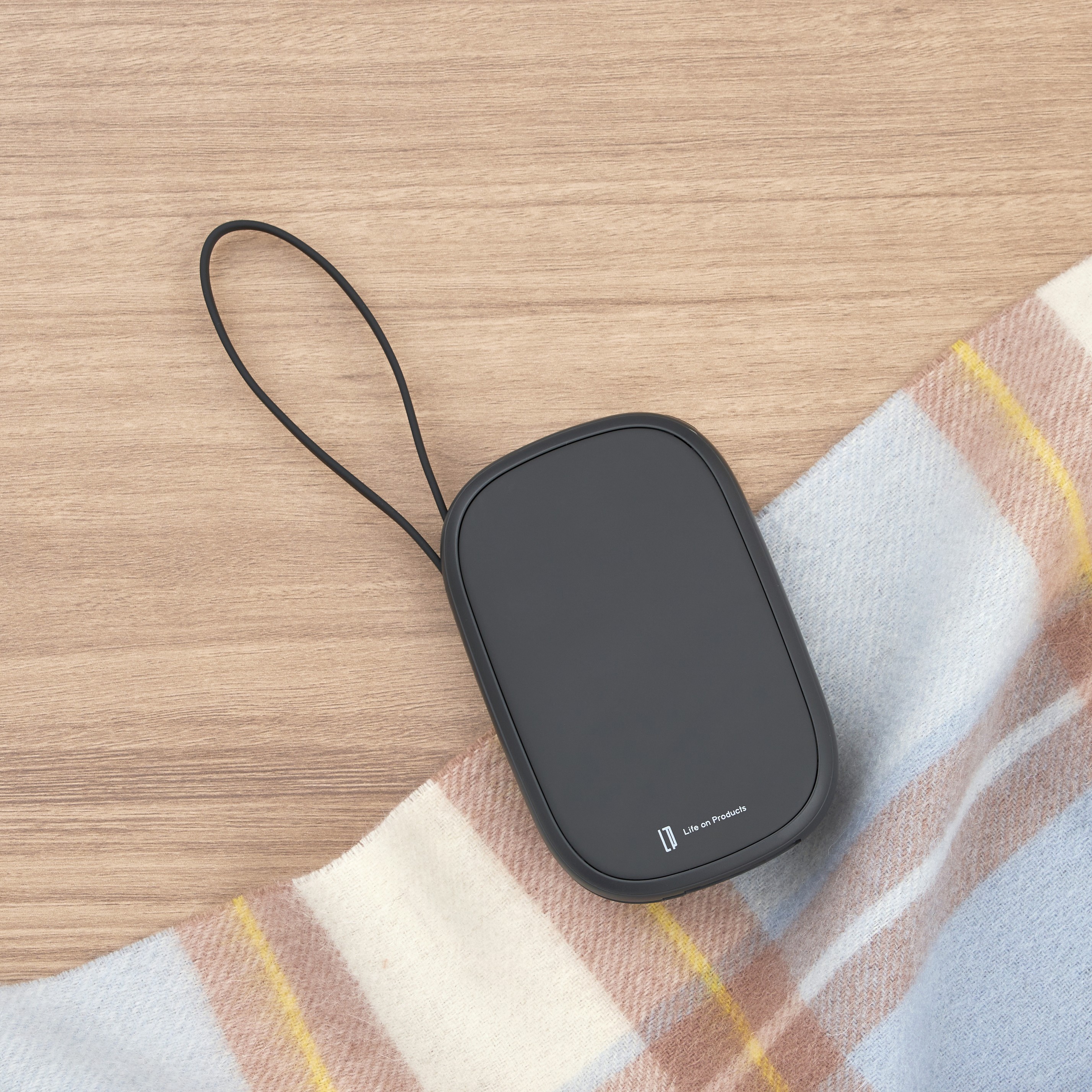 ストラップにもなるUSBコード一体型使い捨てないカイロ