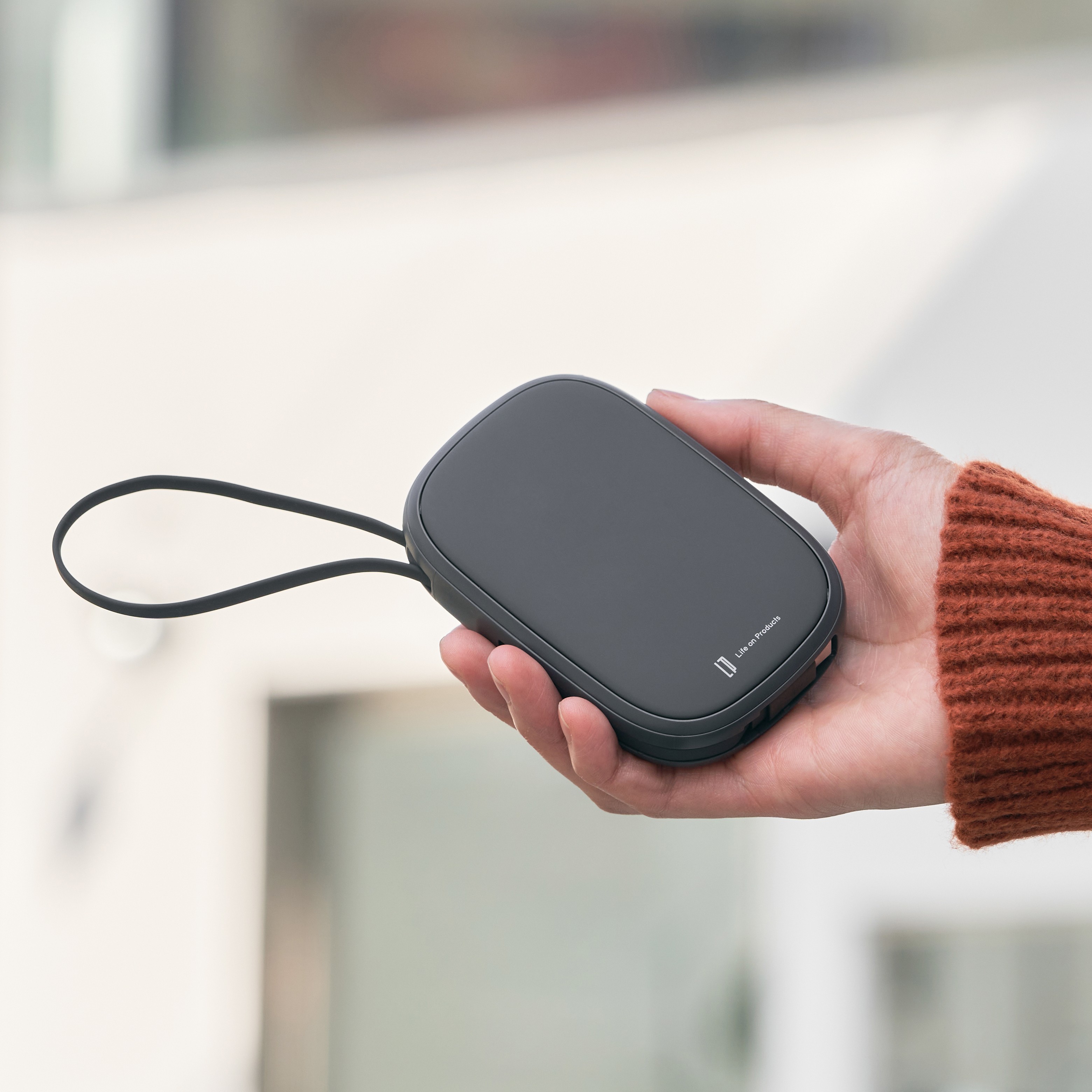 ストラップにもなるUSBコード一体型使い捨てないカイロ