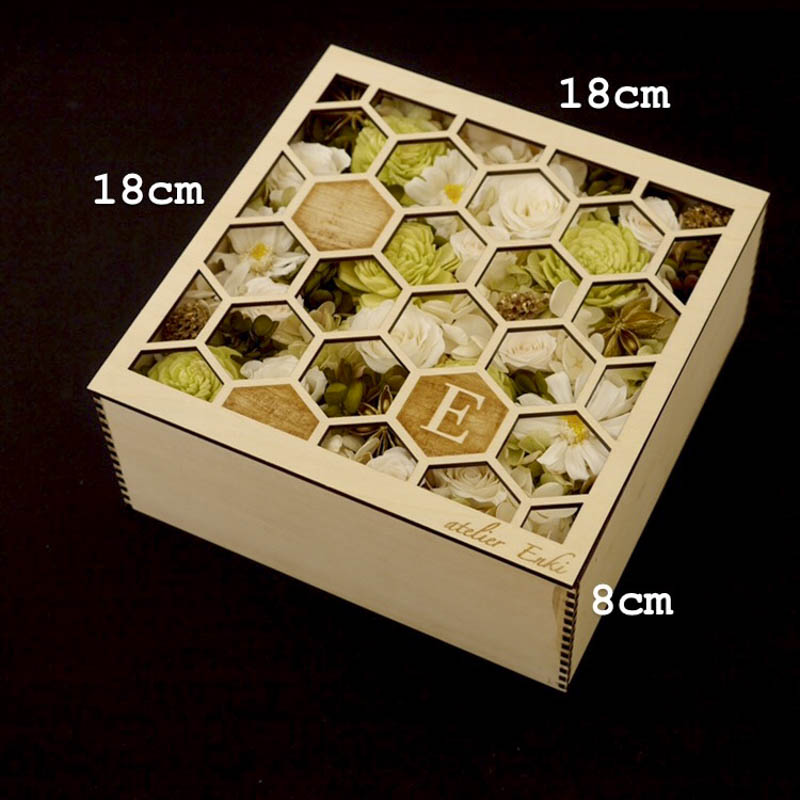 縁起の良い和柄箱入りプリザーブドフラワー(正方形L)