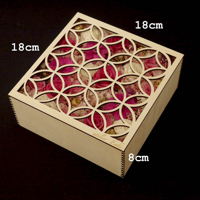 縁起の良い和柄箱入りプリザーブドフラワー(正方形L)