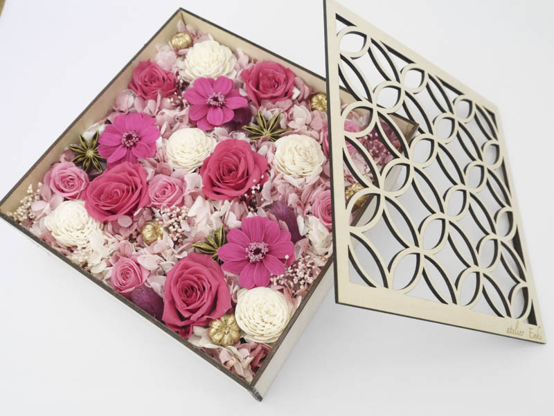 縁起の良い和柄箱入りプリザーブドフラワー(正方形L)