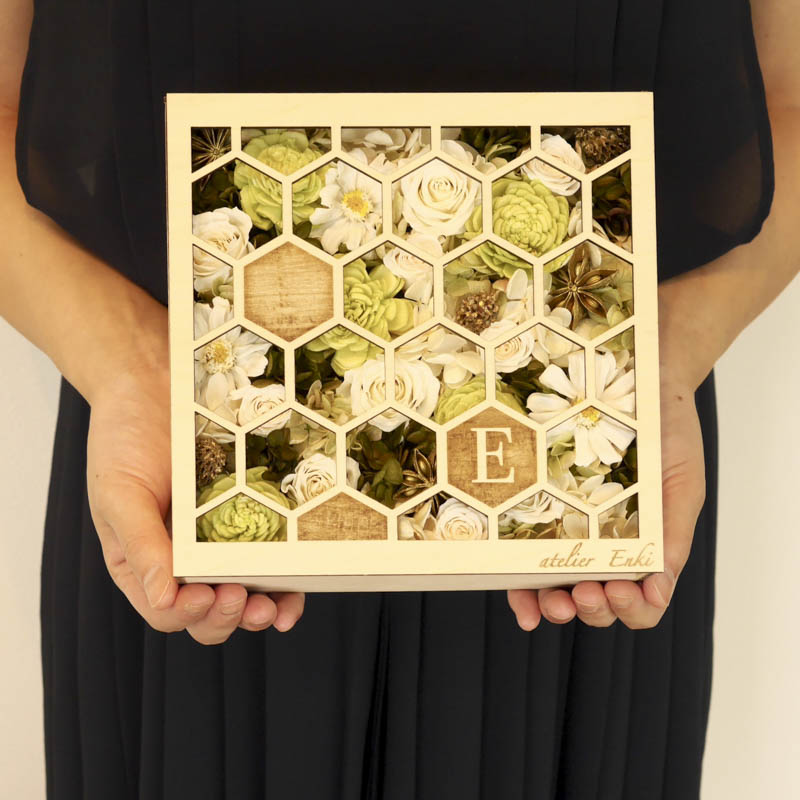 縁起の良い和柄箱入りプリザーブドフラワー(正方形L)