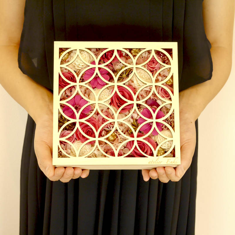 縁起の良い和柄箱入りプリザーブドフラワー(正方形L)