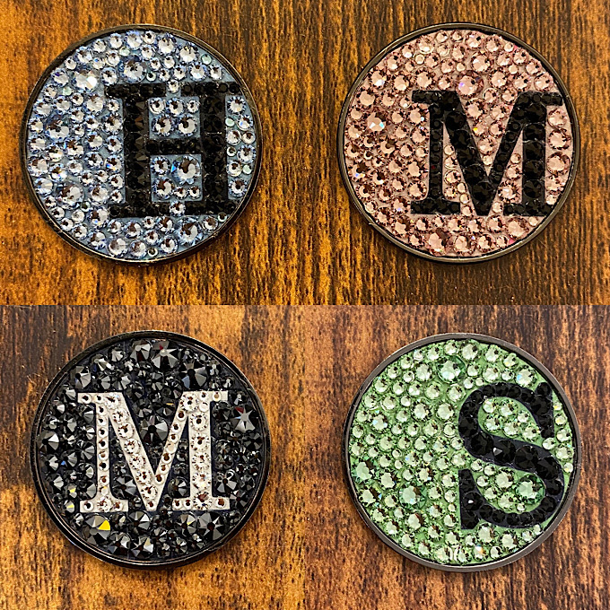 25色から選べる！イニシャルデコゴルフマーカー｜名入れプレシオサ装飾