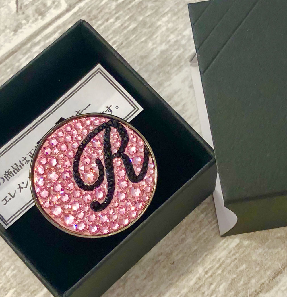 25色から選べる！イニシャルデコゴルフマーカー｜名入れプレシオサ装飾