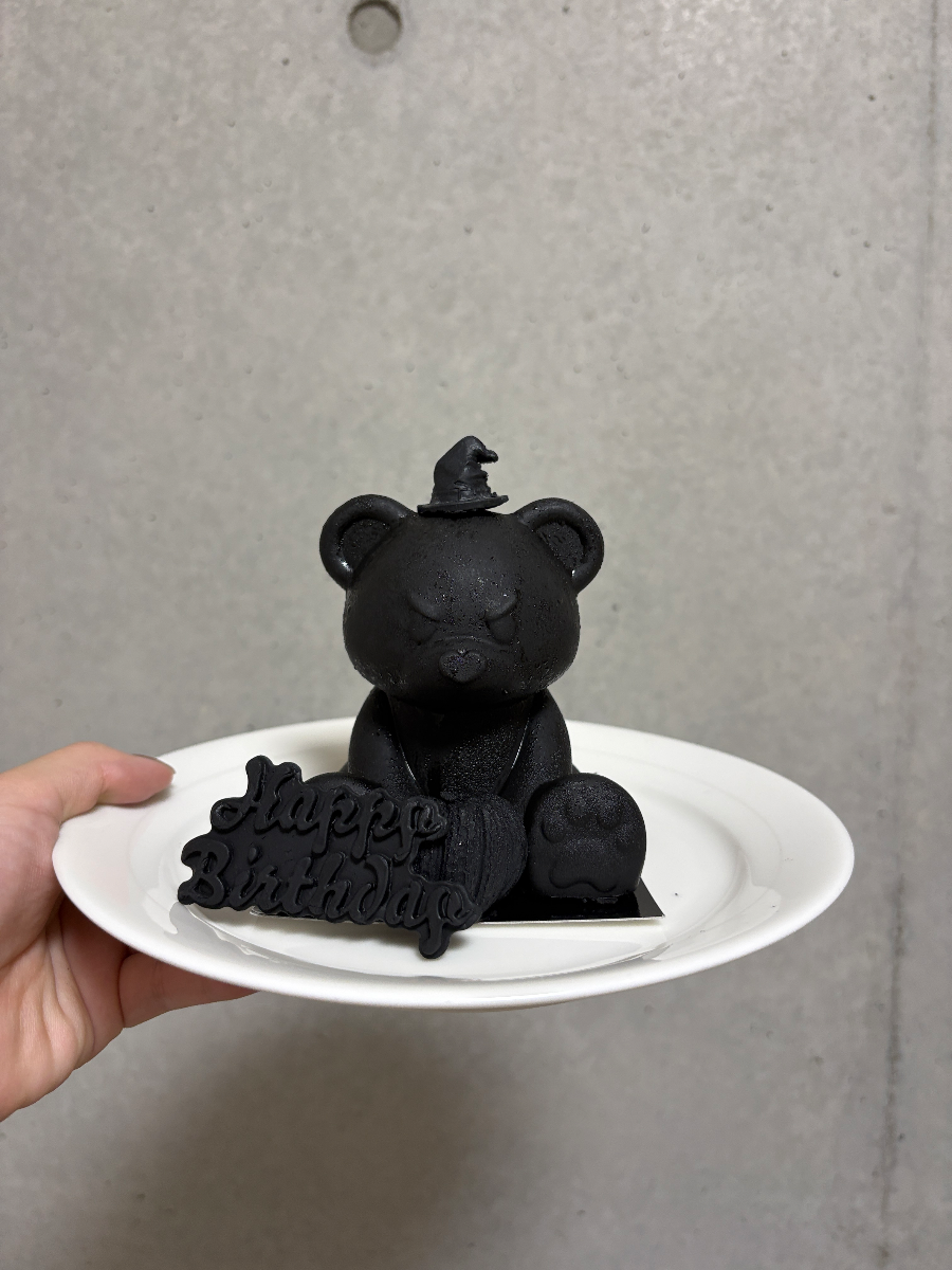 期間限定】むすッとしたクマのケーキ：ハロウィン2025 | BLVCK