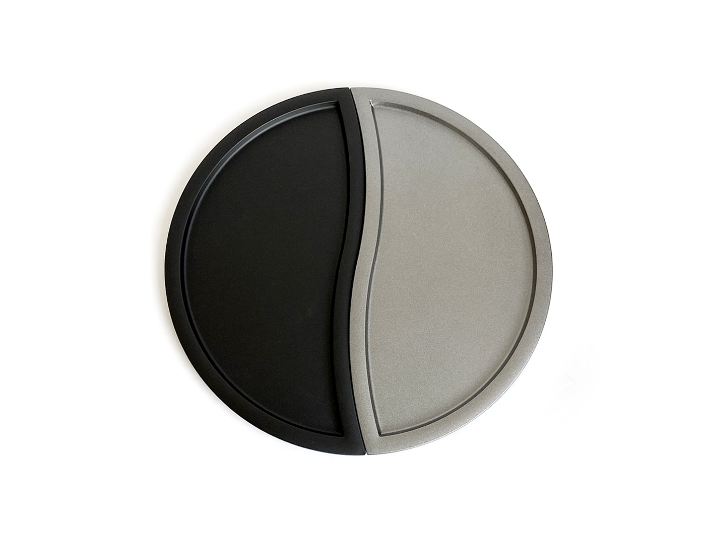 mat black x silver metallic の画像